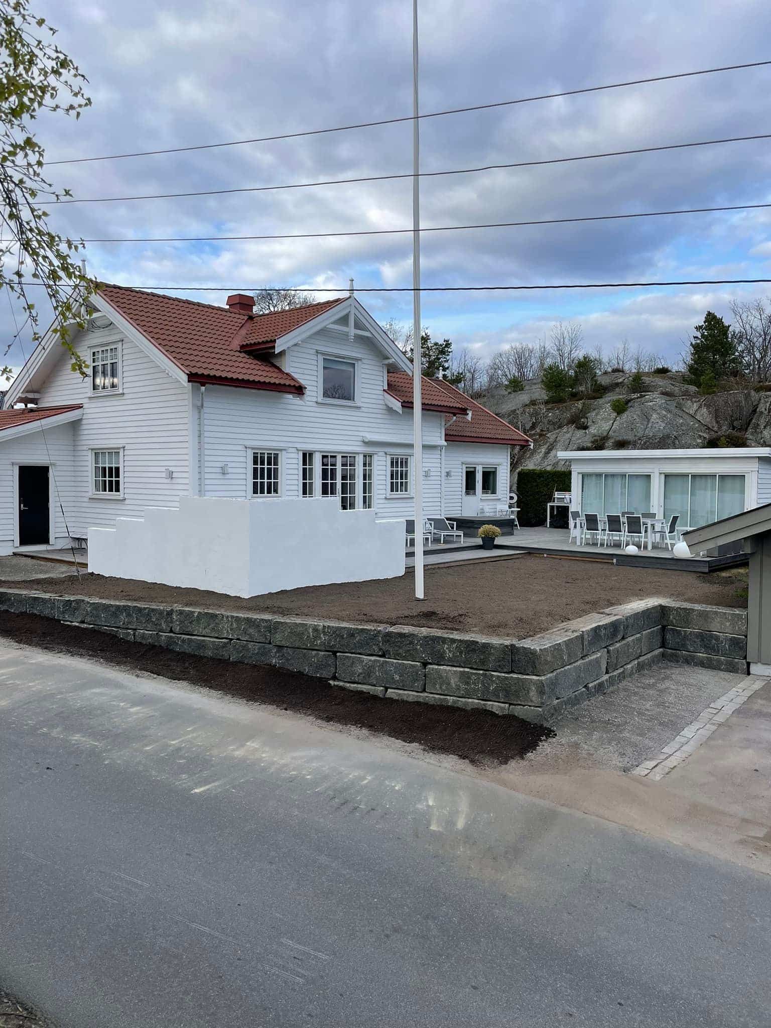 Hvitt hus med ny støttemur